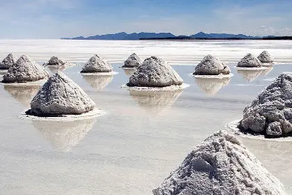 1200px-piles-of-salt-salar-de-uyuni_101-12046119_20250527221534
