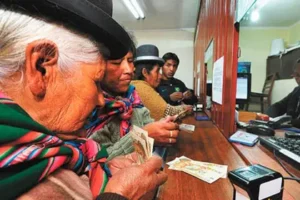 una-mujer-de-la-tercera-eda-cobra-su_101-11996146_20250522141949
