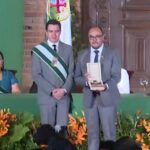 Santa Cruz condecoró al vocal electoral Gustavo Ávila